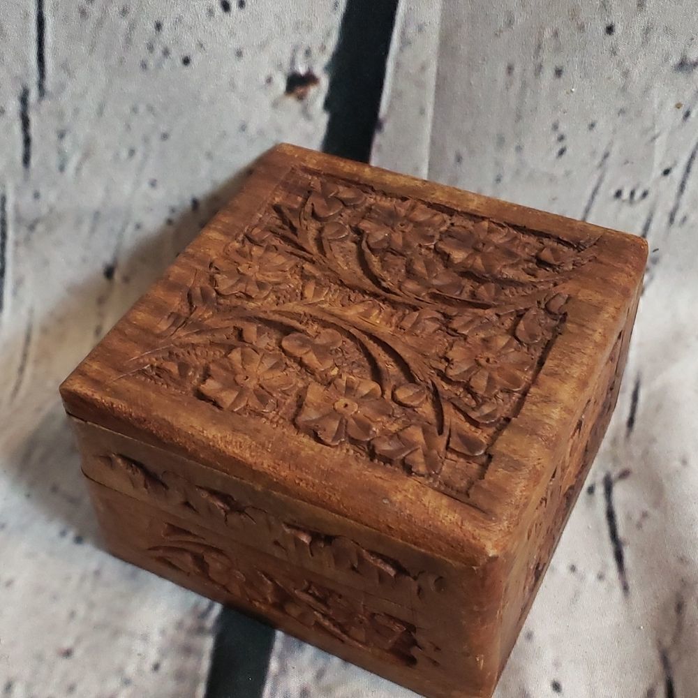 ‎Vintage Decor Wooden Handcarved Carved Box